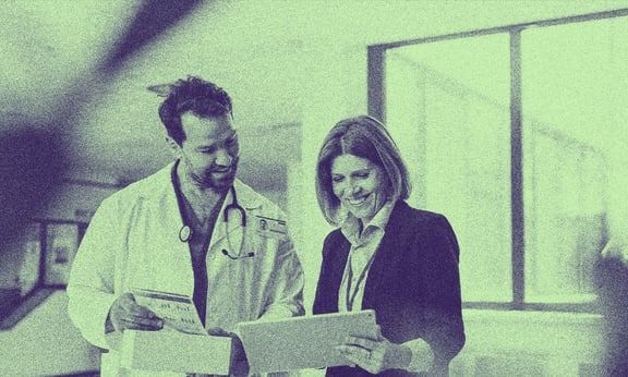 2 kişi bir dosyaya bakıyor