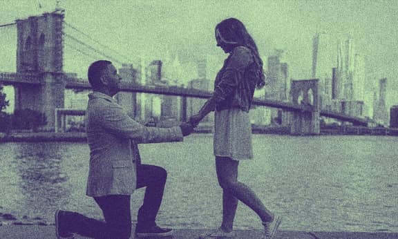 bir adam bir kadına evlenme teklif ediyor