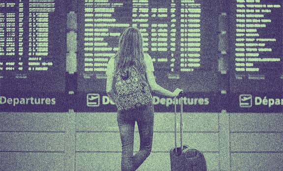 havalimanında bir kadın ekranlara bakıyor